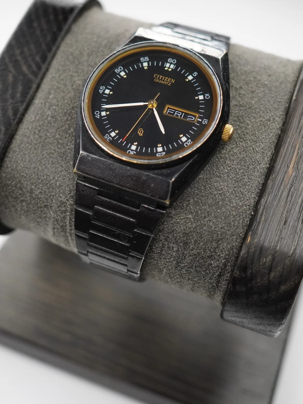 Vintage 1980s Citizen CQ 6101-S05413 Quartz Day-Date Black Gold-Tone Watch